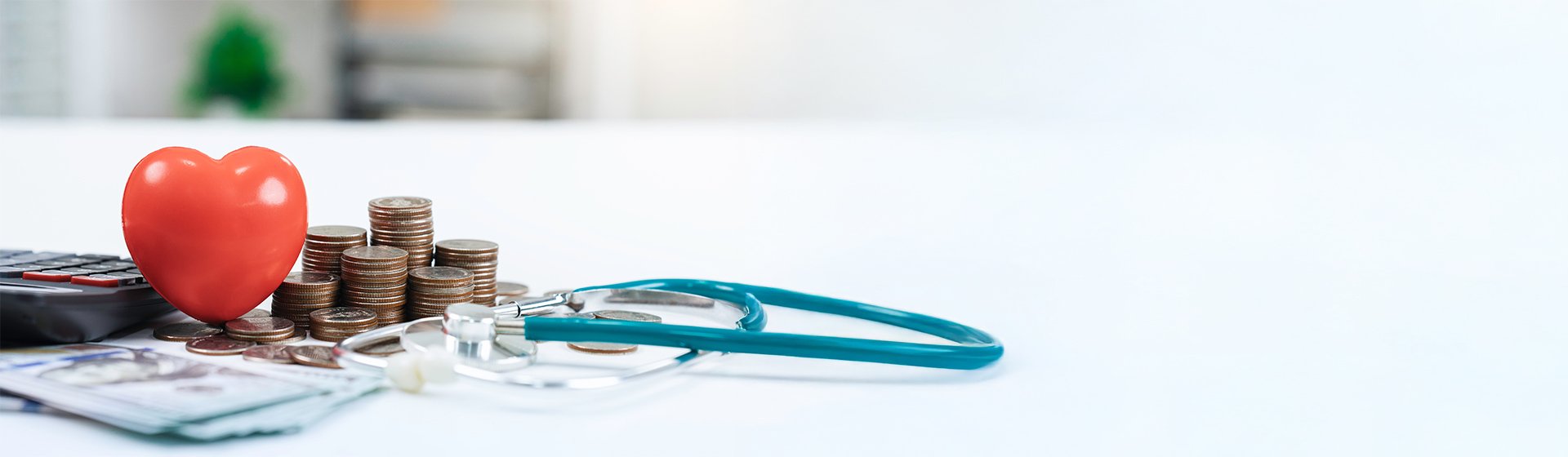 Žena s raširenim rukama stoji u prirodi među zelenilom