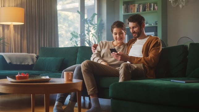 sretan par sjedi u svom domu