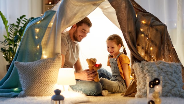 otac i dijete se igraju