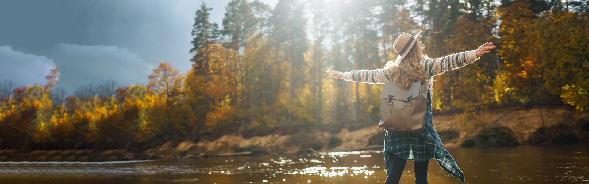 kćer u autu, a otac na prozoru od auta proviruje