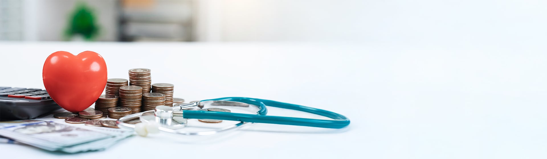 kćer u autu, a otac na prozoru od auta proviruje